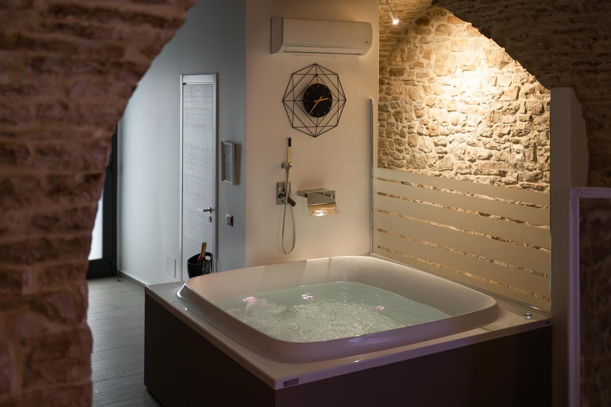 Couette-café 123 Luxury Con Jacuzzi *